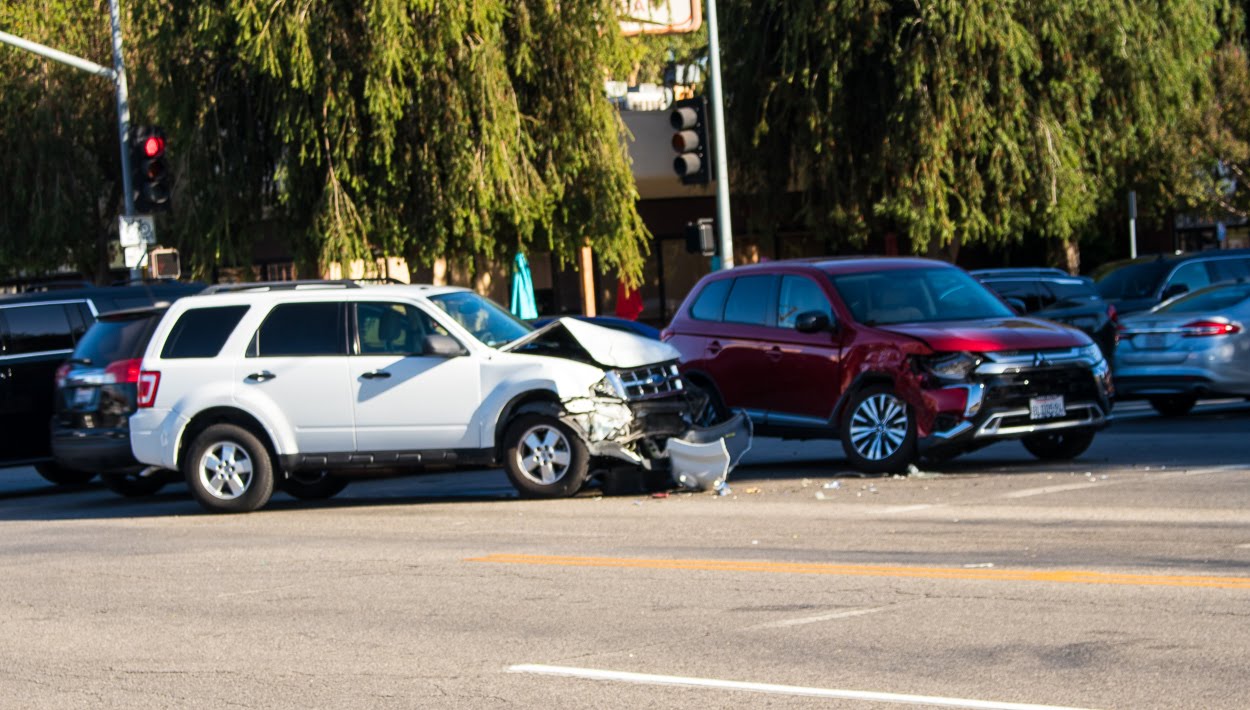 Fresno, CA – Two cars collide as a result of a power outage